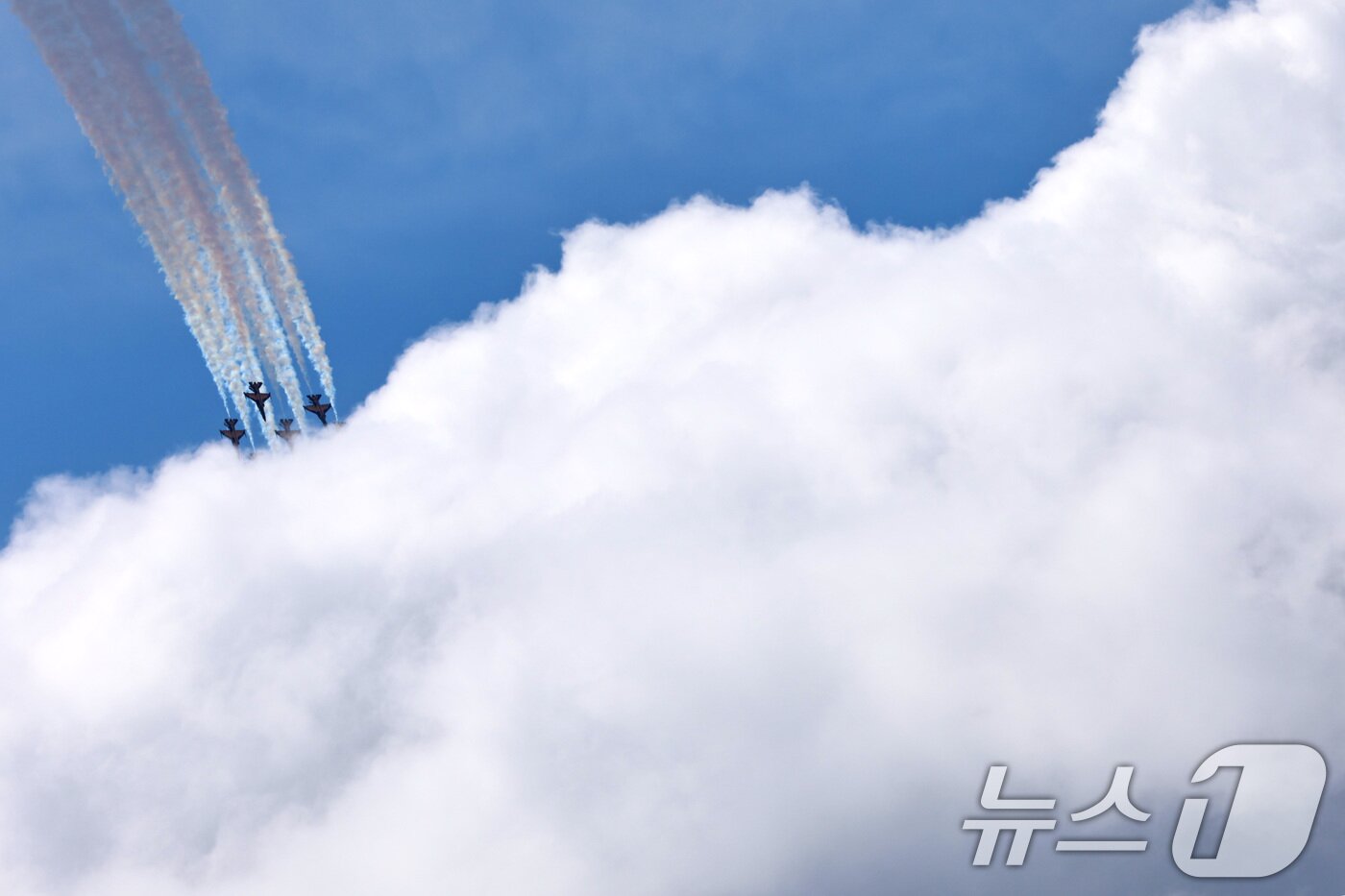 본문 이미지 - 공군 특수비행팀 블랙이글스 편대가 15일 경기 성남시 서울공항 일대에서 국제 항공우주 및 방위산업 전시회&#40;ADEX&#41;를 앞두고 에어쇼 사전연습 비행을 하고 있다. 2025.10.15/뉴스1 ⓒ News1 구윤성 기자