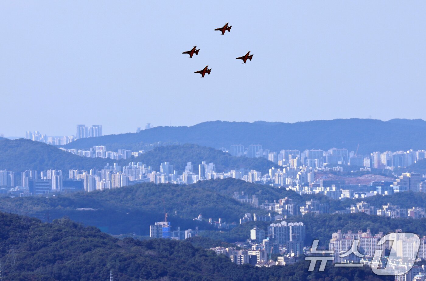 본문 이미지 - 공군 특수비행팀 블랙이글스 편대가 15일 경기 성남시 서울공항 일대에서 국제 항공우주 및 방위산업 전시회&#40;ADEX&#41;를 앞두고 에어쇼 사전연습 비행을 하고 있다. 2025.10.15/뉴스1 ⓒ News1 구윤성 기자