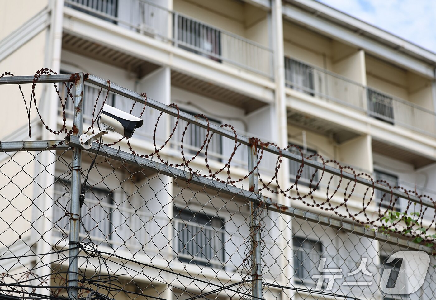 본문 이미지 - 최근 캄보디아에서 한국인 대상 취업사기 및 감금 사건 등 각종 범죄에 연루되는 사례가 잇따르고 있다. 사진은 15일&#40;현지시간&#41; 캄보디아 프놈펜 주요 범죄 단지로 알려진 원구 단지. 이곳은 피싱 범죄 조직이 자리 잡고 한국인을 대상으로 한 감금, 강제 노동 등이 이뤄졌던 곳으로 현재는 캄보디아 당국의 단속으로 공실 상태이다. 2025.10.15/뉴스1 ⓒ News1 김도우 기자