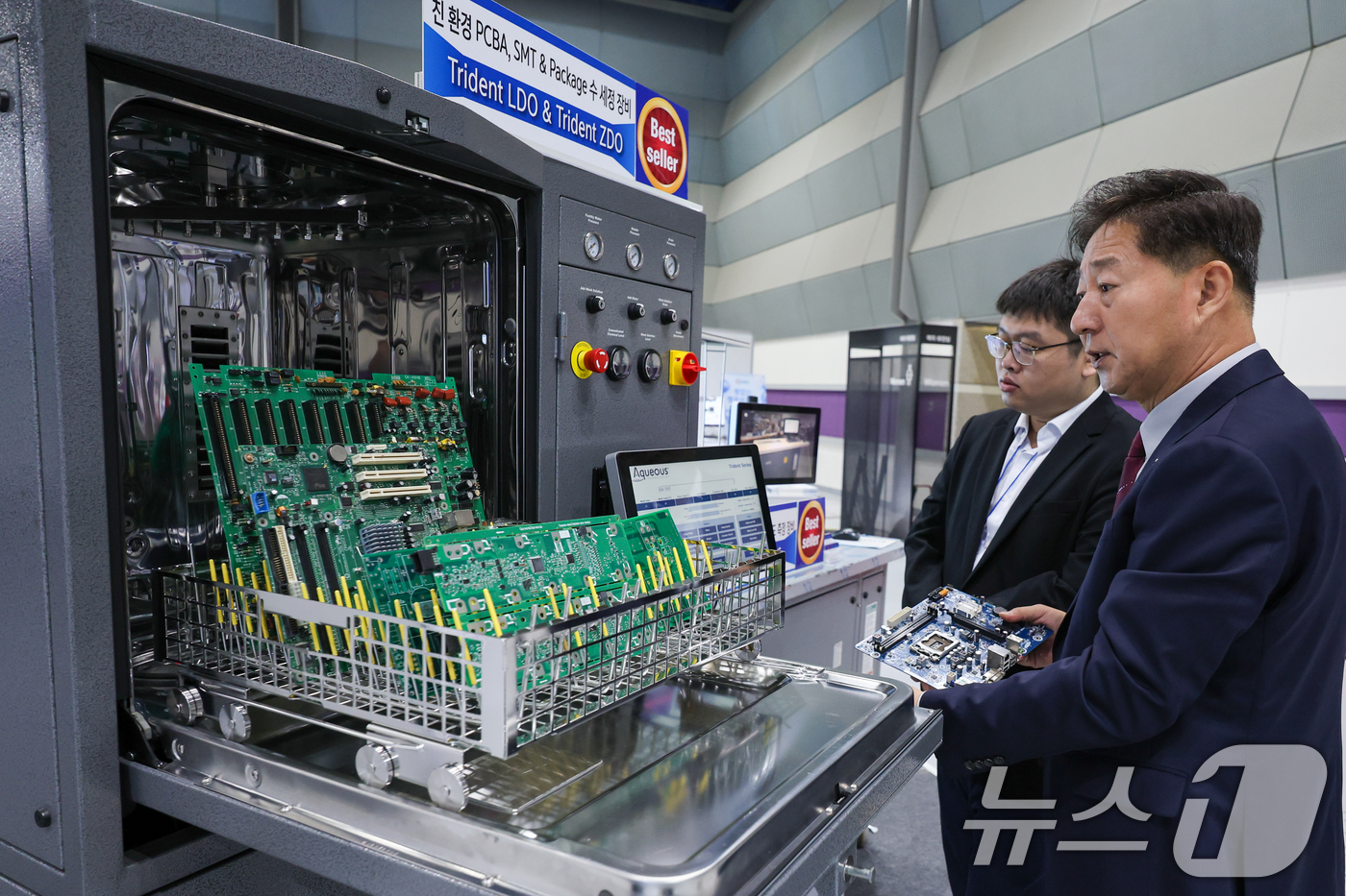 (서울=뉴스1) 안은나 기자 = 15일 서울 강남구 코엑스에서 열린 제13회 국제첨단소재기술대전에서 주식회사 알파글로벌 김상규 대표이사가 유해물질을 사용하지 않은 친환경 PCBA, …