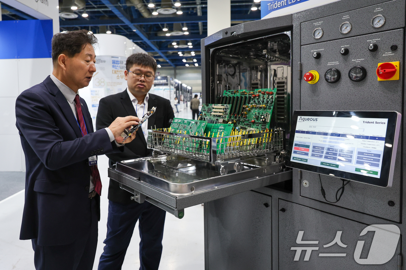 (서울=뉴스1) 안은나 기자 = 15일 서울 강남구 코엑스에서 열린 제13회 국제첨단소재기술대전에서 주식회사 알파글로벌 김상규 대표이사가 유해물질을 사용하지 않은 친환경 PCBA, …