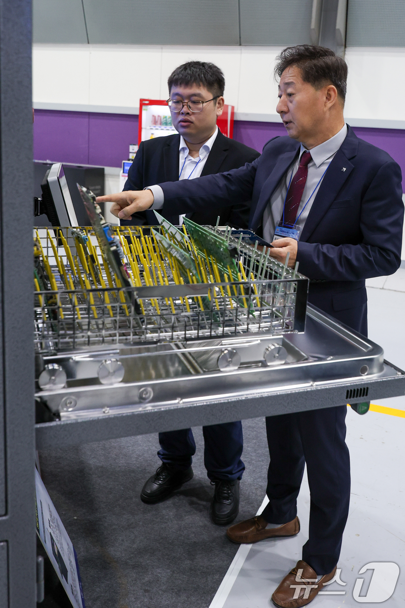 (서울=뉴스1) 안은나 기자 = 15일 서울 강남구 코엑스에서 열린 제13회 국제첨단소재기술대전에서 주식회사 알파글로벌 김상규 대표이사가 유해물질을 사용하지 않은 친환경 PCBA, …