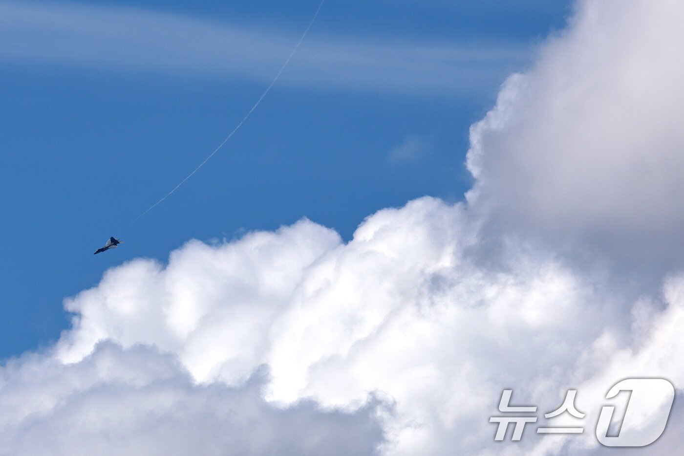 본문 이미지 - 공군 KF-21 전투기가 15일 경기 성남시 서울공항 일대에서 국제 항공우주 및 방위산업 전시회&#40;ADEX&#41;를 앞두고 에어쇼 사전연습 비행을 하고 있다. 2025.10.15/뉴스1 ⓒ News1 구윤성 기자