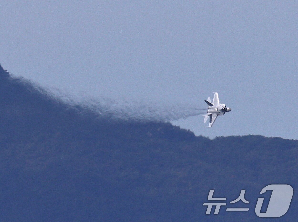 본문 이미지 - 공군 KF-21 전투기가 15일 경기 성남시 서울공항 일대에서 국제 항공우주 및 방위산업 전시회&#40;ADEX&#41;를 앞두고 에어쇼 사전연습 비행을 하고 있다. 2025.10.15/뉴스1 ⓒ News1 구윤성 기자