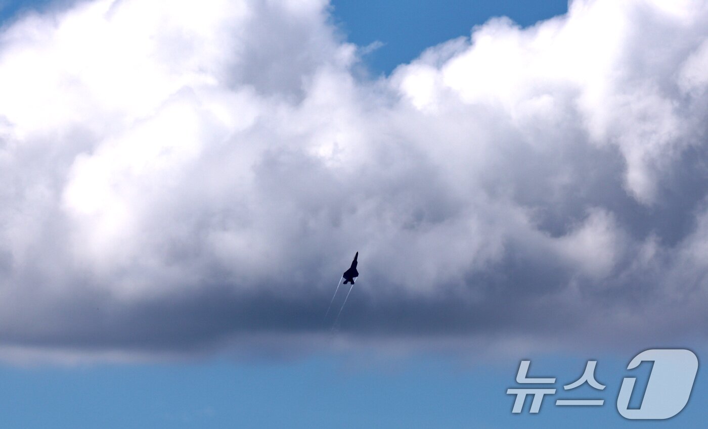 본문 이미지 - 공군 KF-21 전투기가 15일 경기 성남시 서울공항 일대에서 국제 항공우주 및 방위산업 전시회&#40;ADEX&#41;를 앞두고 에어쇼 사전연습 비행을 하고 있다. 2025.10.15/뉴스1 ⓒ News1 구윤성 기자