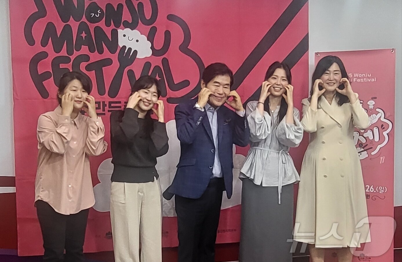 본문 이미지 - &#39;2025 원주만두축제&#39;가 오는 24~26일 강원 원주시 중앙동 전통시장과 문화의 거리 등에서 열릴 예정인 가운데, 이번 축제의 홍보대사와 라이브쿠킹쇼를 맡은 이연복 &#39;목란&#39; 오너셰프가 15일 원주시청 브리핑룸에서 축제 홍보에 나선 시정홍보실 직원들과 기념사진을 촬영하고 있다. 2025.10.15./뉴스1 ⓒ News1 신관호 기자