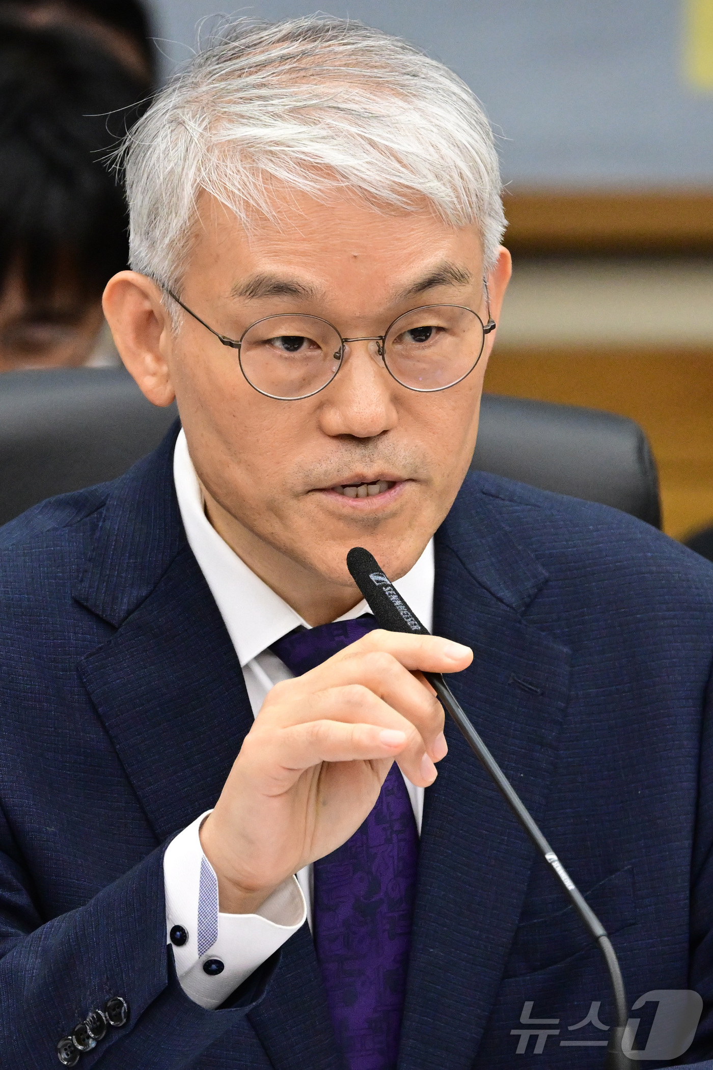 (서울=뉴스1) 국회사진기자단 = 천대엽 법원행정처장이 15일 서울 서초구 대법원에서 열린 국회 법제사법위원회의 대법원에 대한 현장 국정감사에 출석해 추미애 위원장의 발언에 답변하 …