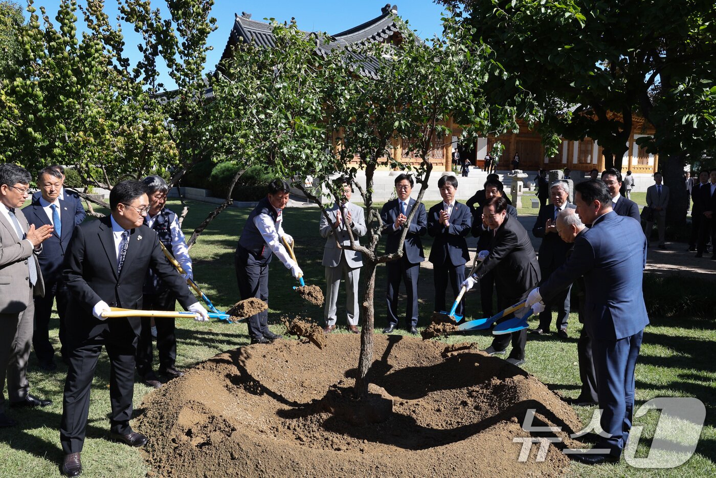 본문 이미지 - 우원식 국회의장이 15일 서울 여의도 국회 사랑재에서 열린 국회 사회적 대화 공동 선언식에서 참석자들과 기념 식수를 하고 있다. 왼쪽부터 우 의장, 김동명 한국노총 위원장, 양경수 민주노총 위원장, 김기문 중소기업중앙회장, 손경식 한국경영자총협회장, 최태원 대한상의 회장. 2025.10.15/뉴스1 ⓒ News1 신웅수 기자