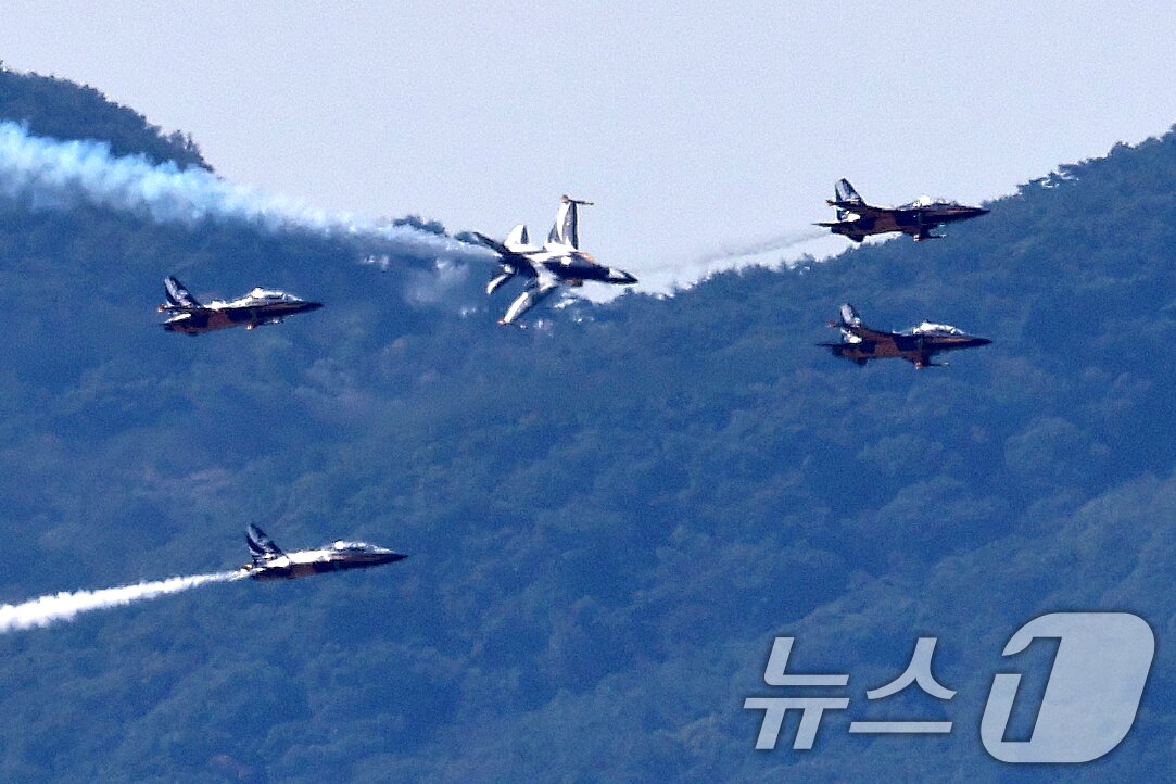 본문 이미지 - 공군 특수비행팀 블랙이글스 편대가 15일 경기 성남시 서울공항 일대에서 국제 항공우주 및 방위산업 전시회&#40;ADEX&#41;를 앞두고 에어쇼 사전연습 비행을 하고 있다. 2025.10.15/뉴스1 ⓒ News1 구윤성 기자