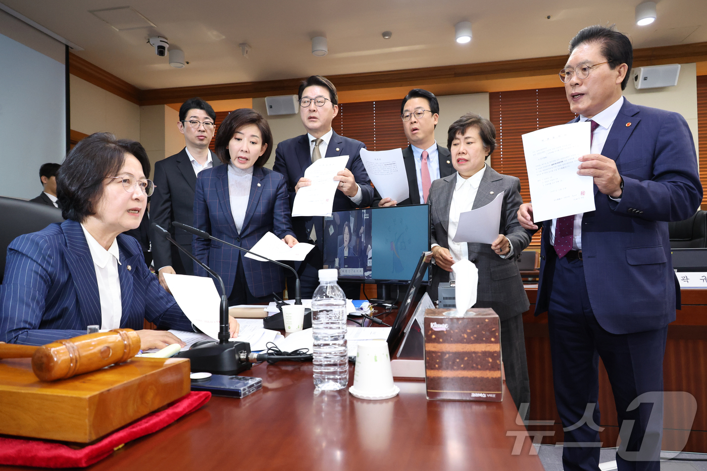 (서울=뉴스1) 국회사진기자단 = 국회 법제사법위원회 국민의힘 의원들이 15일 오전 서울 서초구 대법원에서 열린 전체회의에서 '이재명 대통령의 공직선거법위반 사건에 대한 대법원 전 …