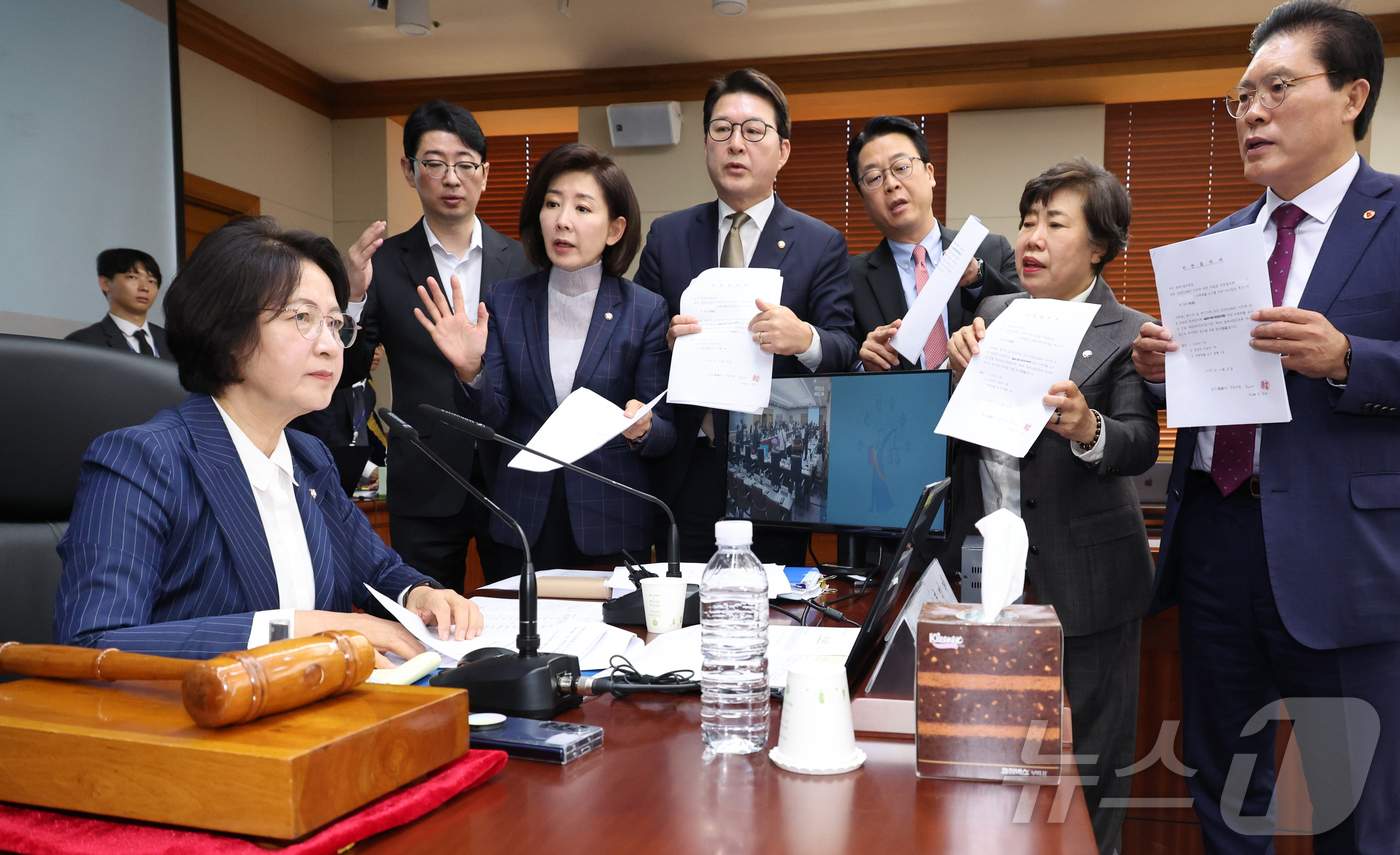 (서울=뉴스1) 국회사진기자단 = 국회 법제사법위원회 국민의힘 의원들이 15일 오전 서울 서초구 대법원에서 열린 전체회의에서 '이재명 대통령의 공직선거법위반 사건에 대한 대법원 전 …