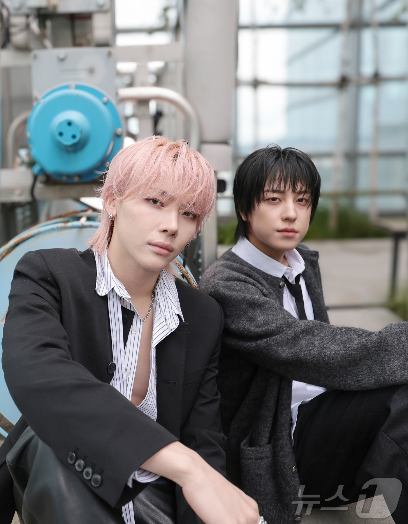 (서울=뉴스1) 권현진 기자 = 앤팀 니콜라스와 타키(오른쪽)가 서울 용산구 하이브 사옥에서 열린 ‘물 건너온 아이돌’ 인터뷰에 앞서 포즈를 취하고 있다.앤팀(&TEAM) 은 하이 …