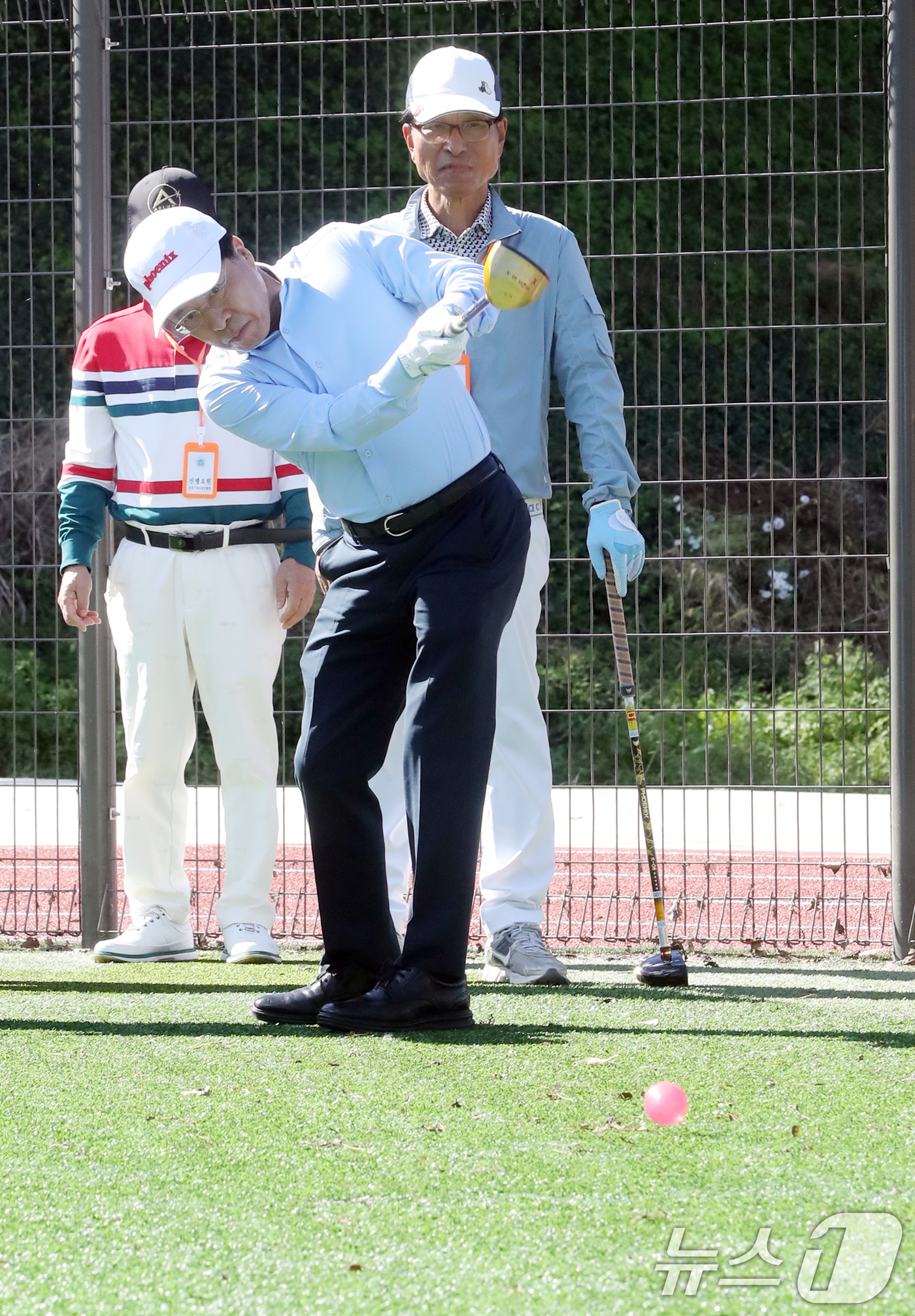 (서울=뉴스1) = 서강석 송파구청장이 15일 서울 송파구 잠실유수지 파크 골프장에서 열린 제6회 송파구청장기 파크 골프대회에서 시타를 하고 있다. (송파구 제공. 재판매 및 DB …