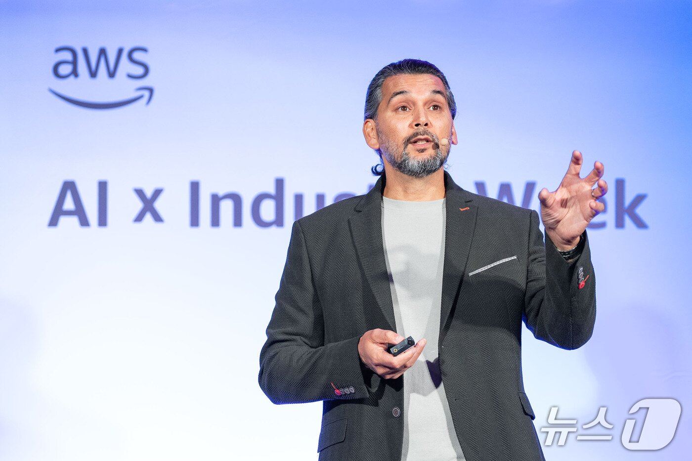 본문 이미지 - 벤 카바나스&#40;Ben Cabanas&#41; AWS 아시아태평양·일본&#40;APJ&#41; 지역 글로벌 세일즈 기술 디렉터가 서울 코엑스에서 열린 AI x 인더스트리 위크에서 기조 연설을 하고 있다. 2025.10.15