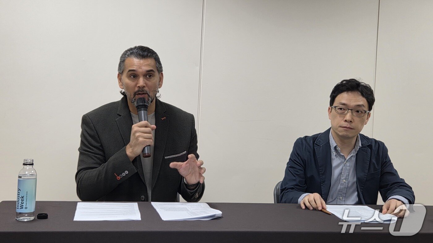 본문 이미지 - 벤 카바나스 AWS 아시아태평양·일본&#40;APJ&#41; 지역 글로벌 세일즈 기술 디렉터와 김선수 AWS 인공지능·머신러닝&#40;AIML&#41; 스페셜리스트가 서울 코엑스에서 열린 AI x 인더스트리 위크 기자간담회에서 발언하고 있다. 2025.10.15 뉴스1 ⓒ News1 김민석 기자