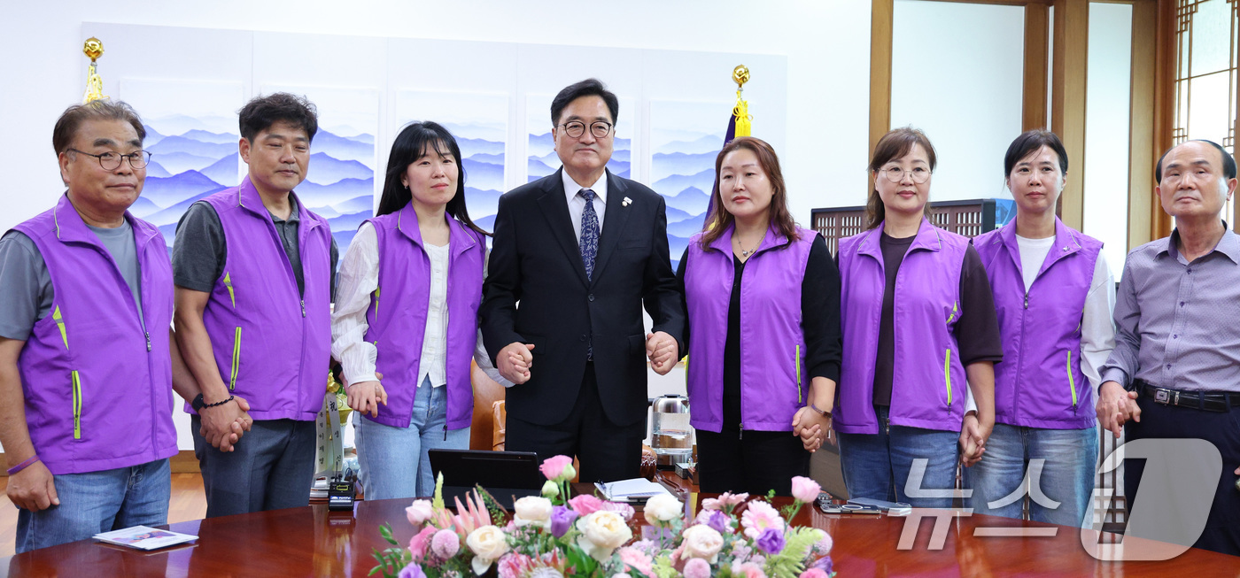 (서울=뉴스1) 신웅수 기자 = 우원식 국회의장이 15일 서울 여의도 국회 의장실에서 10·29 이태원참사 유가족들을 접견하고 있다. 2025.10.15/뉴스1