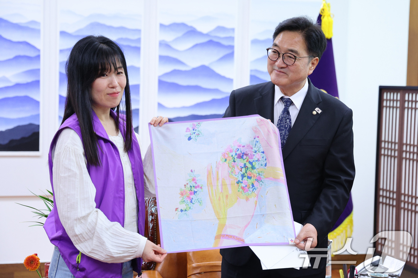 (서울=뉴스1) 신웅수 기자 = 우원식 국회의장이 15일 서울 여의도 국회 의장실에서 송해진 10·29 이태원참사 유가족협의회 운영위원장으로부터 직접 만든 손수건을 선물받고 있다. …