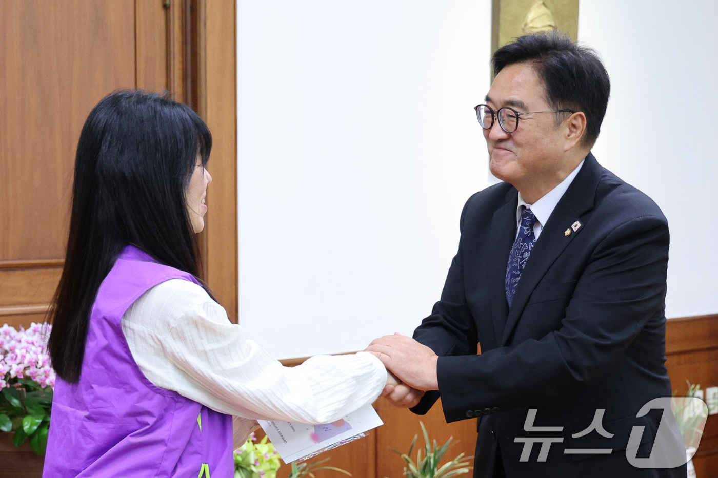 (서울=뉴스1) 신웅수 기자 = 우원식 국회의장이 15일 서울 여의도 국회 의장실에서 10·29 이태원참사 유가족들을 접견하고 있다. 2025.10.15/뉴스1