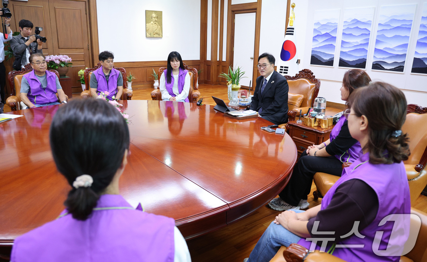 (서울=뉴스1) 신웅수 기자 = 우원식 국회의장이 15일 서울 여의도 국회 의장실에서 10·29 이태원참사 유가족들을 접견하고 있다. 2025.10.15/뉴스1