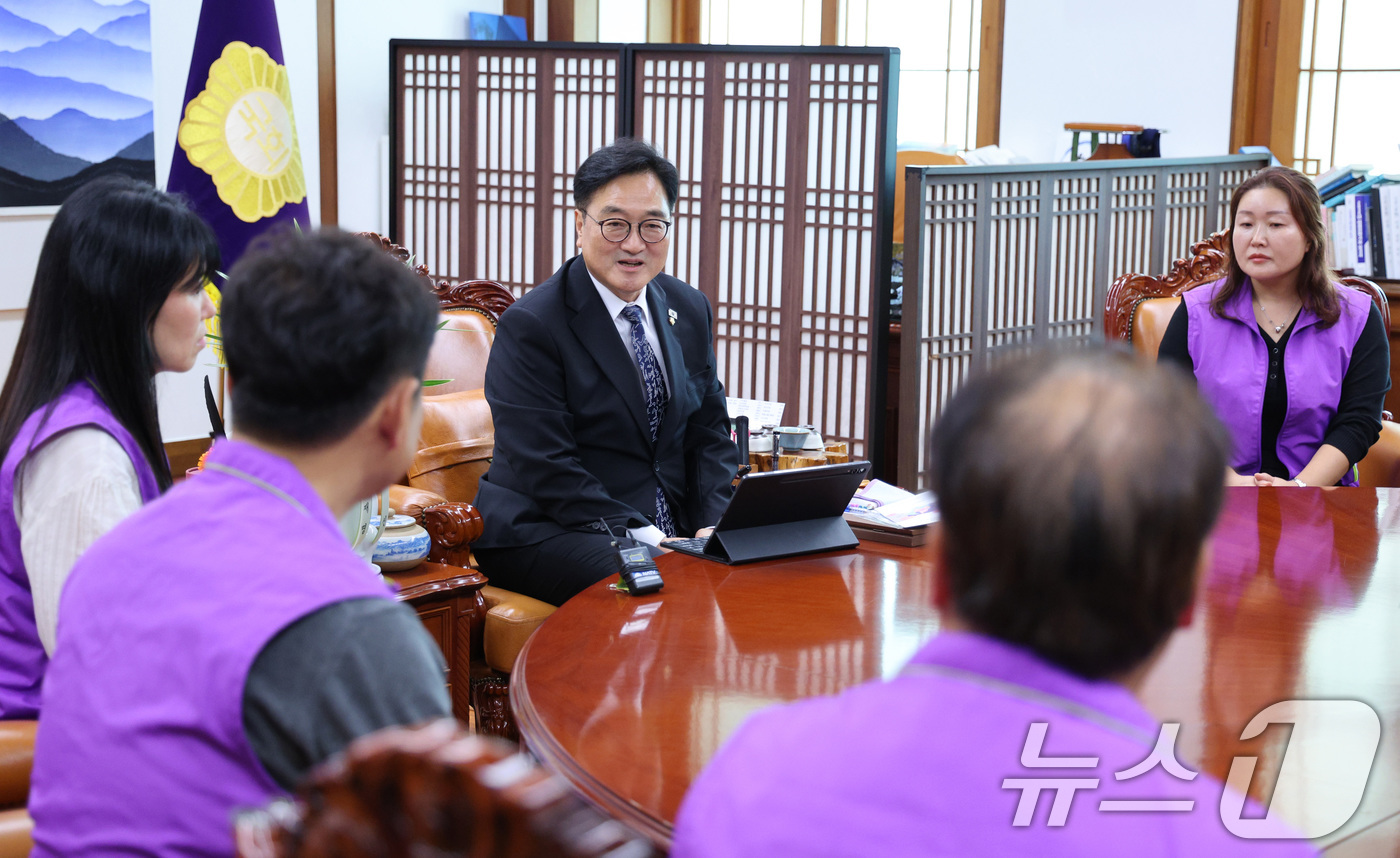 (서울=뉴스1) 신웅수 기자 = 우원식 국회의장이 15일 서울 여의도 국회 의장실에서 10·29 이태원참사 유가족들을 접견하고 있다. 2025.10.15/뉴스1