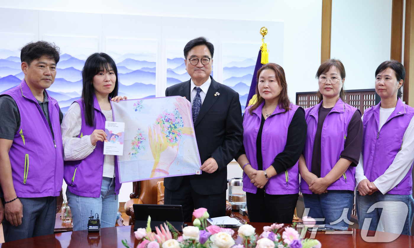 (서울=뉴스1) 신웅수 기자 = 우원식 국회의장이 15일 서울 여의도 국회 의장실에서 10·29 이태원참사 유가족들이 직접 만든 손수건을 선물받고 있다. 2025.10.15/뉴스1 …