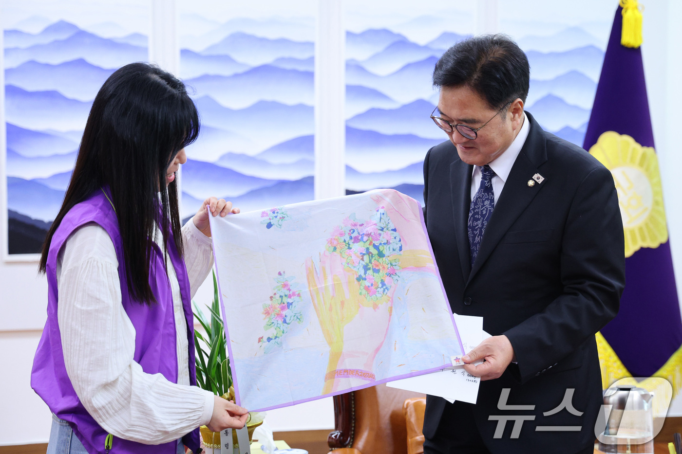 (서울=뉴스1) 신웅수 기자 = 우원식 국회의장이 15일 서울 여의도 국회 의장실에서 송해진 10·29 이태원참사 유가족협의회 운영위원장으로부터 직접 만든 손수건을 선물받고 있다. …