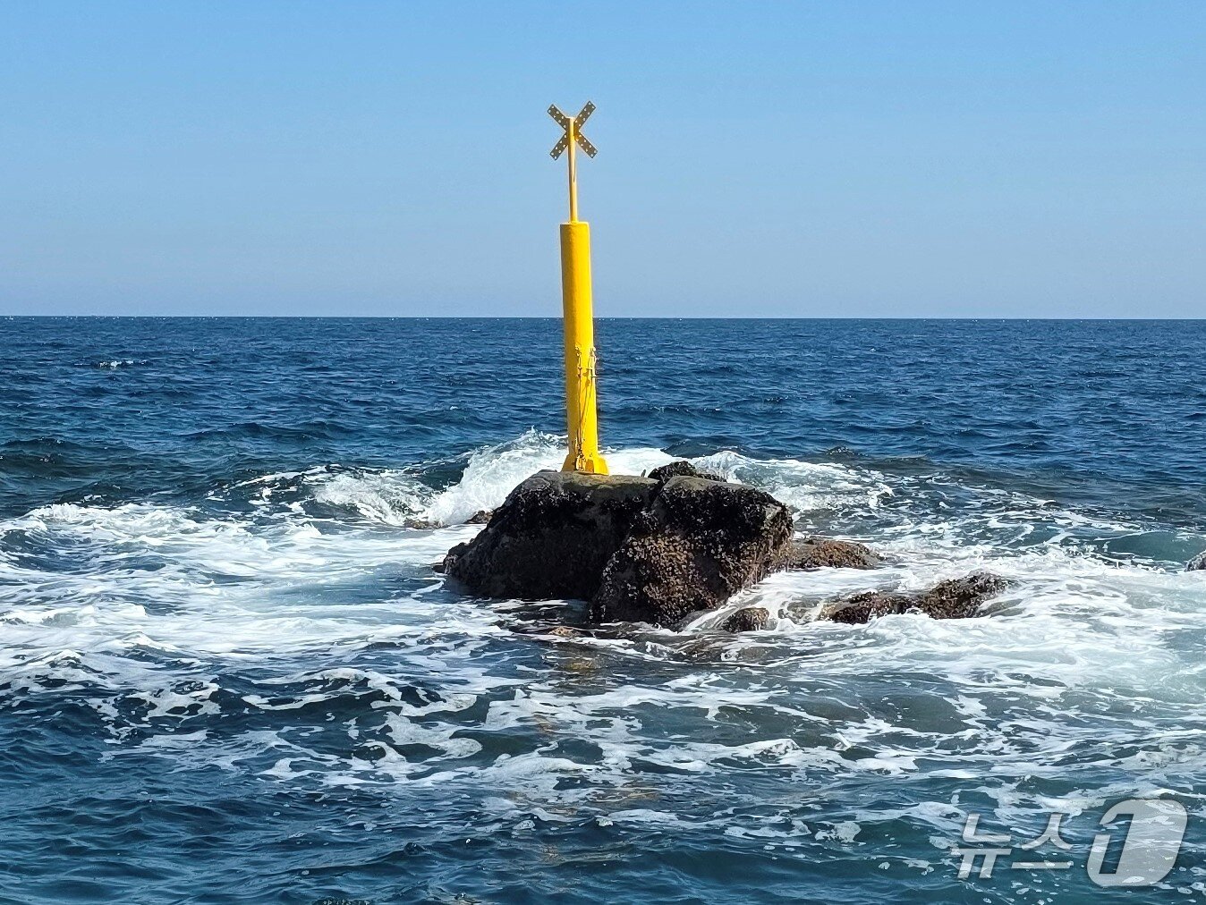 본문 이미지 - 새로 교체한 항로표지.(동해지방해양수산청 제공, 재판매 및 DB 금지) 2025.10.15/뉴스1