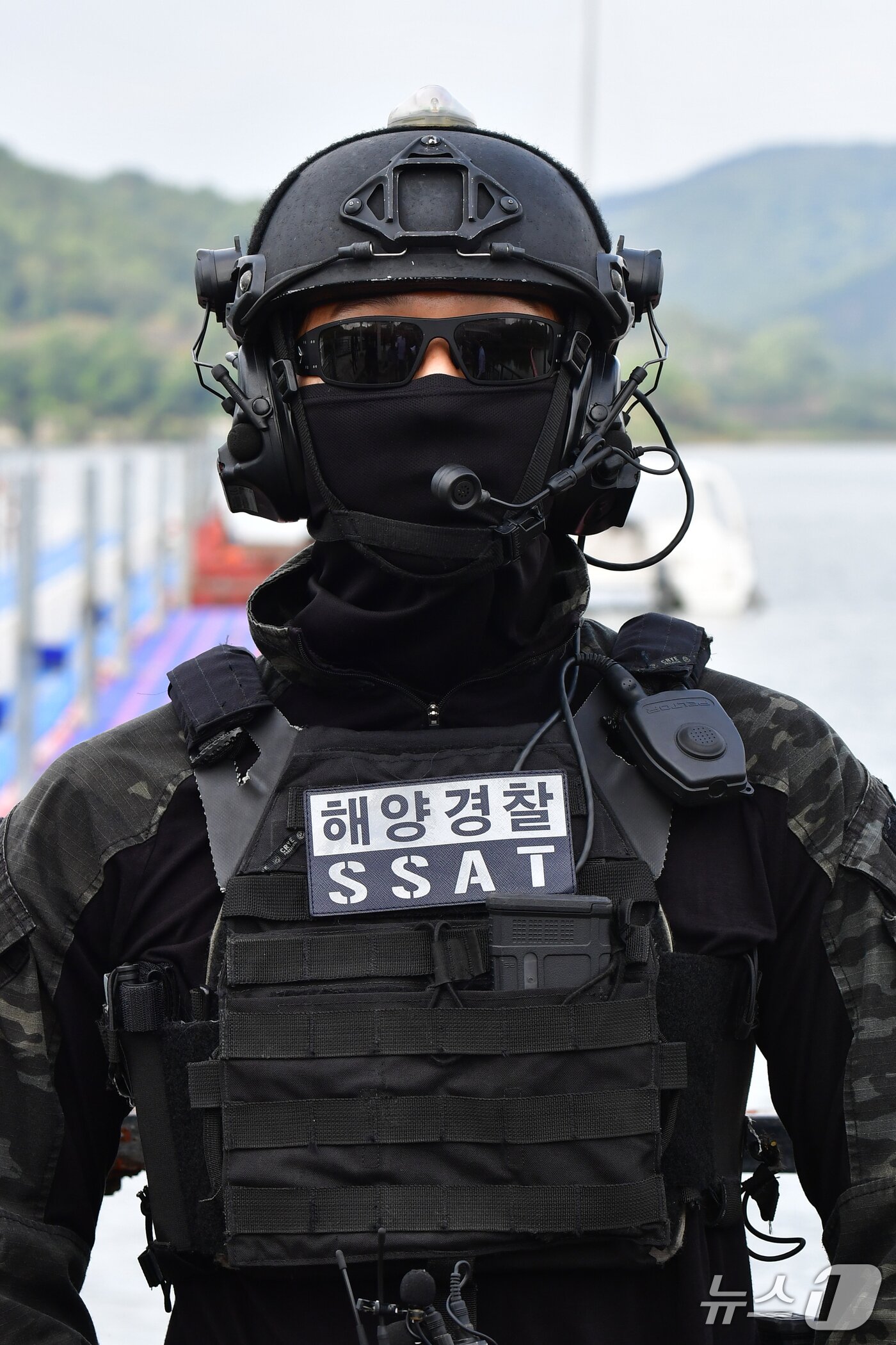 본문 이미지 - 해양경찰특공대원들이 15일 APEC 2025 정상회의가 열리는 경북 경주시 보문호수에서 특수기동정을 이용, 경호작전임무를 수행하고 있다.  2025.10.15/뉴스1 ⓒ News1 최창호 기자 