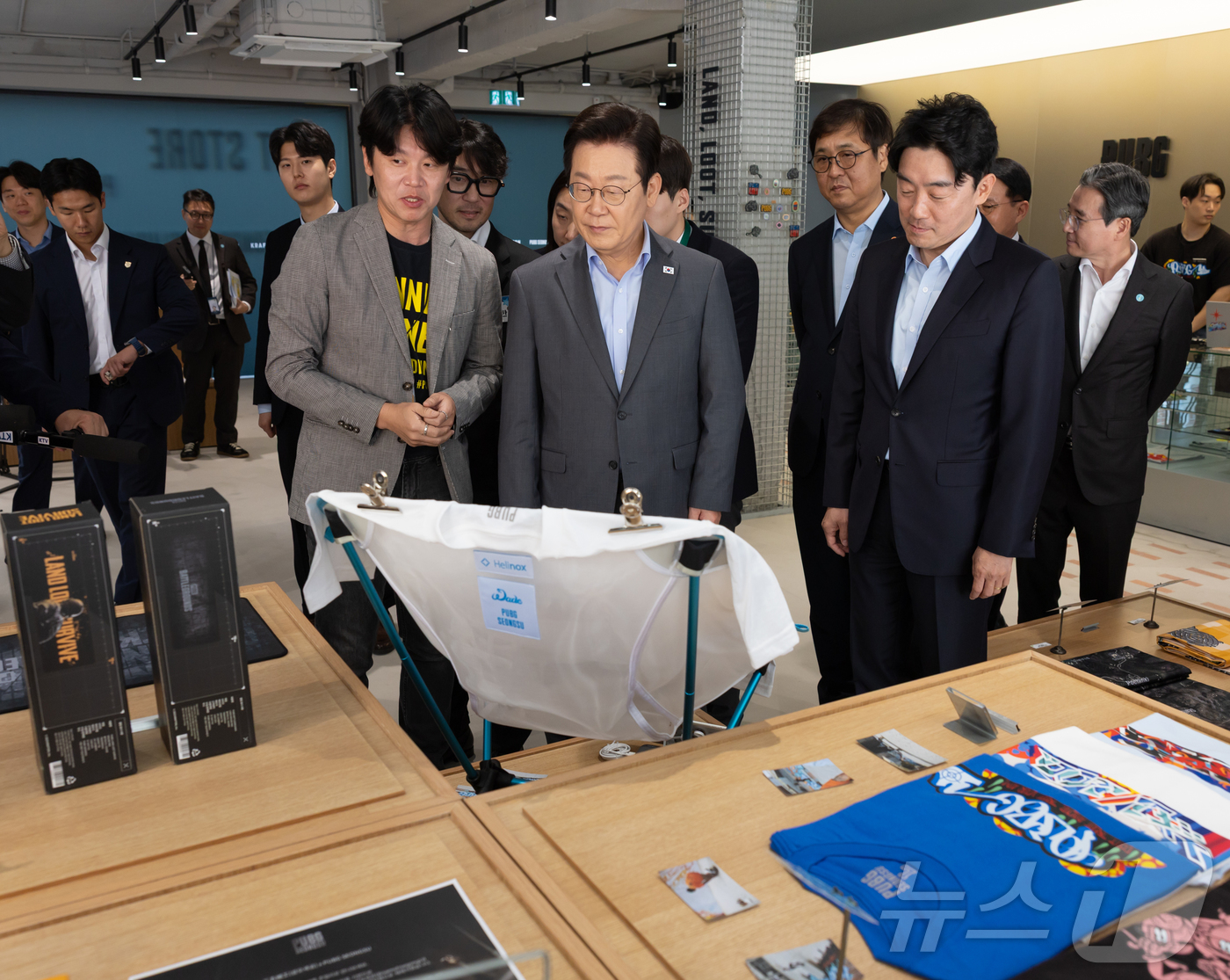 (서울=뉴스1) 이재명 기자 = 이재명 대통령이 15일 서울 성동구 펍지 성수에서 열린 K-게임 현장 간담회에서 게임 관련 공간 관람을 하고 있다. (대통령실 제공. 재판매 및 D …