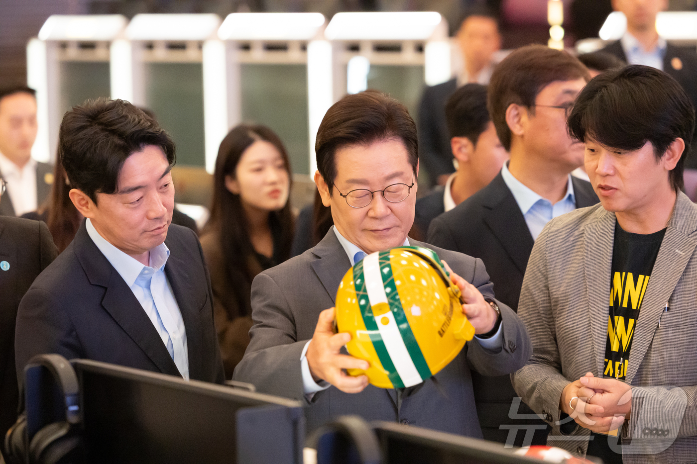 (서울=뉴스1) 이재명 기자 = 이재명 대통령이 15일 서울 성동구 펍지 성수에서 열린 K-게임 현장 간담회에서 게임 관련 공간 관람을 하고 있다. (대통령실 제공. 재판매 및 D …