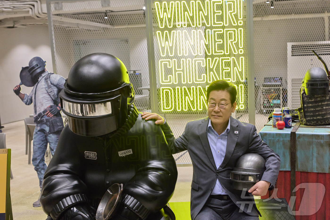 (서울=뉴스1) 이재명 기자 = 이재명 대통령이 15일 서울 성동구 펍지 성수에서 열린 K-게임 현장 간담회에서 게임 '배틀 그라운드' IP를 활용한 공간 관람을 하고 있다. (대 …