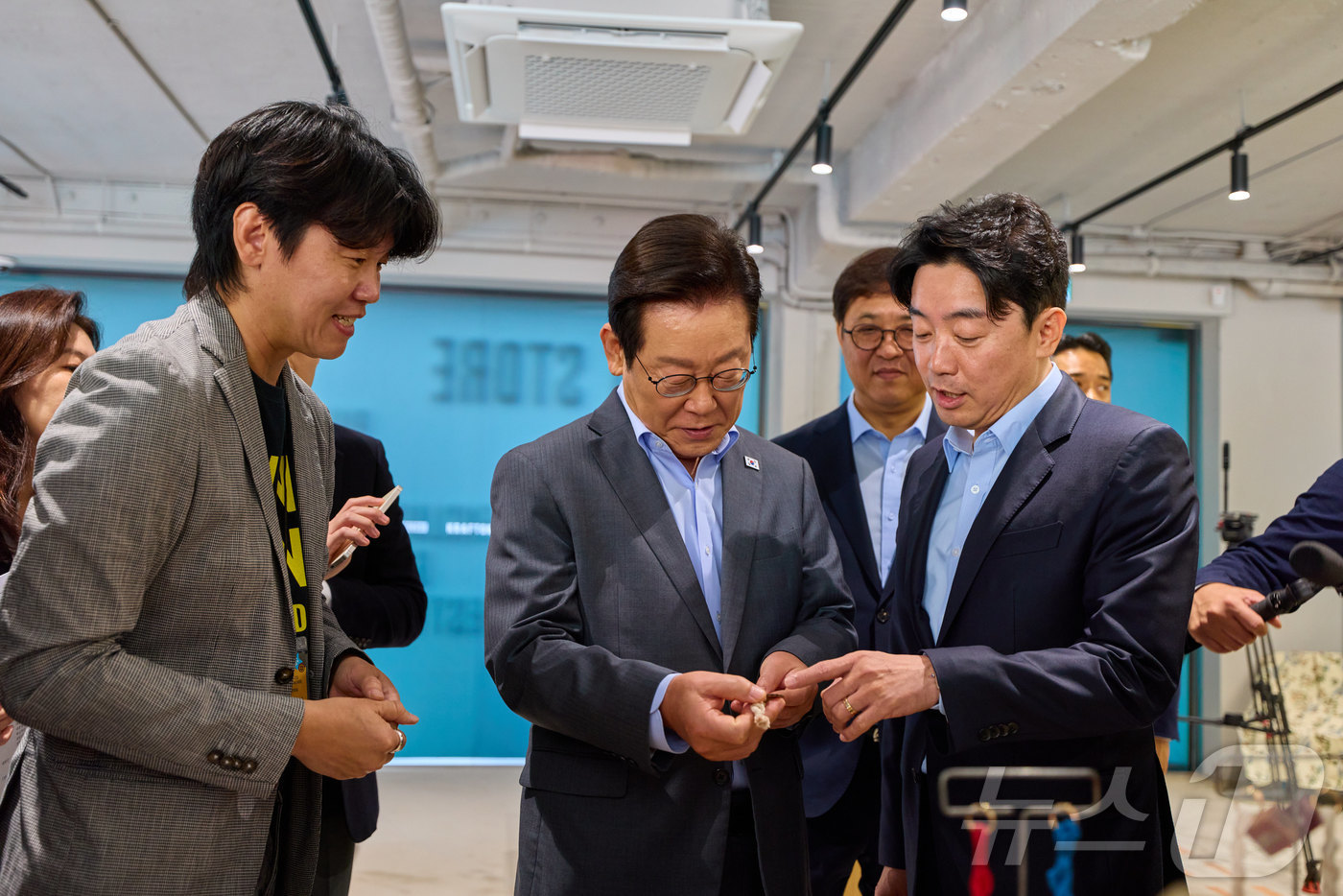 (서울=뉴스1) 이재명 기자 = 이재명 대통령이 15일 서울 성동구 펍지 성수에서 열린 K-게임 현장 간담회에서 게임 관련 공간 관람을 하고 있다. (대통령실 제공. 재판매 및 D …