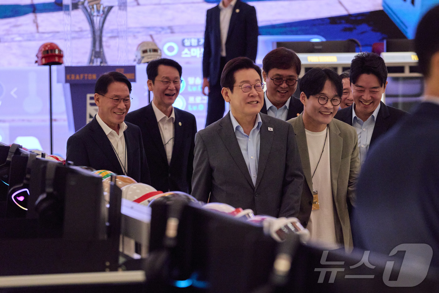 (서울=뉴스1) 이재명 기자 = 이재명 대통령이 15일 서울 성동구 펍지 성수에서 열린 K-게임 현장 간담회에서 게임 관련 공간 관람을 하고 있다. (대통령실 제공. 재판매 및 D …