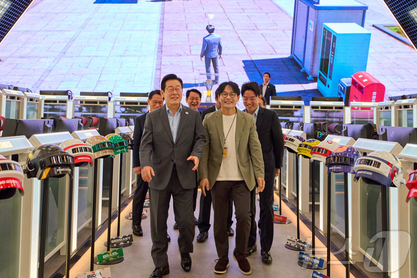 (서울=뉴스1) 이재명 기자 = 이재명 대통령이 15일 서울 성동구 펍지 성수에서 열린 K-게임 현장 간담회에서 게임 관련 공간 관람을 하고 있다. (대통령실 제공. 재판매 및 D …