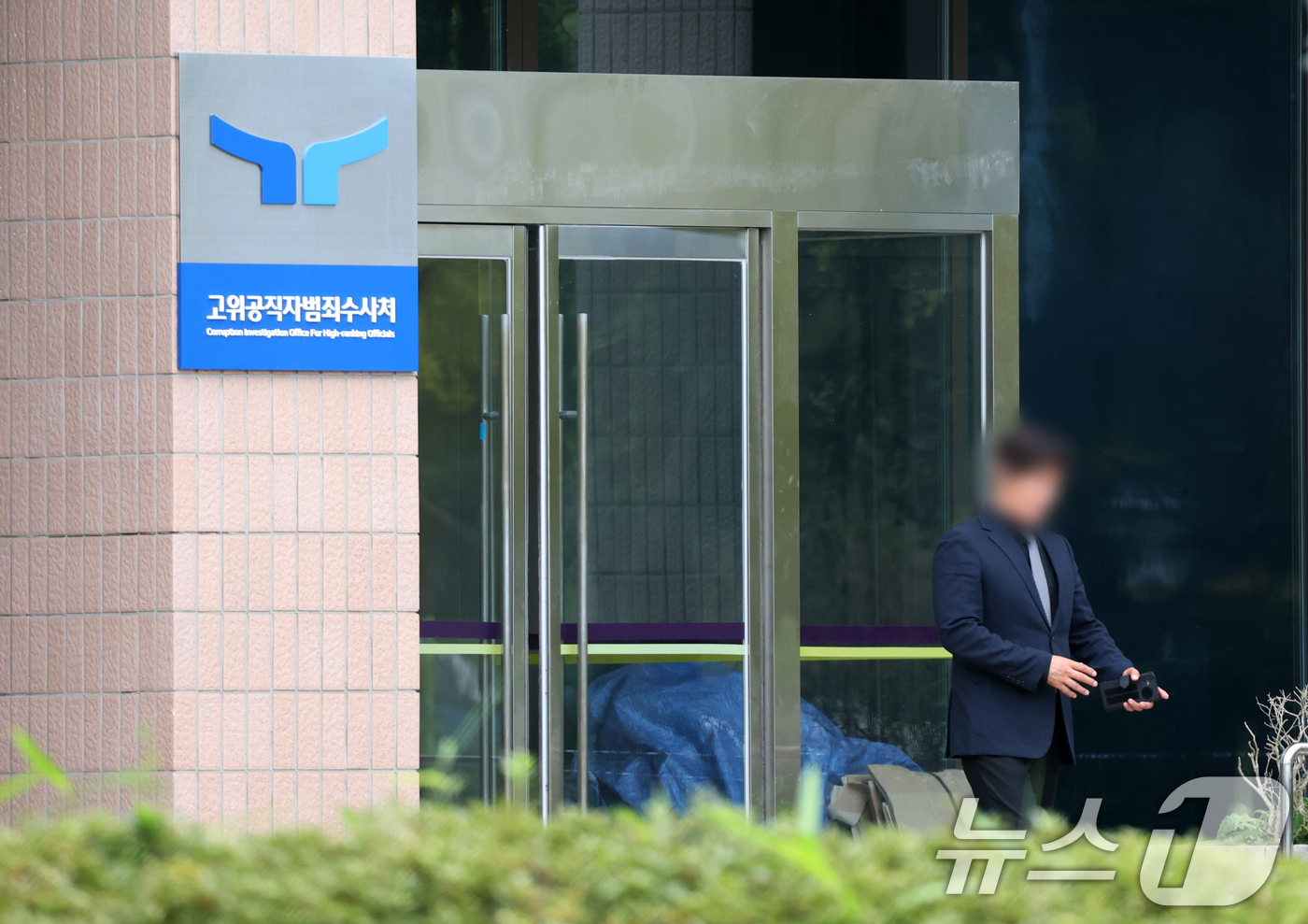 (과천=뉴스1) 김영운 기자 = 순직해병특검팀(특별검사 이명현)이 15일 송창전 전 고위공직자범죄수사처(공수처) 수사2부장검사의 국회 위증 의혹과 관련해 오동운 공수처장과 이재승 …