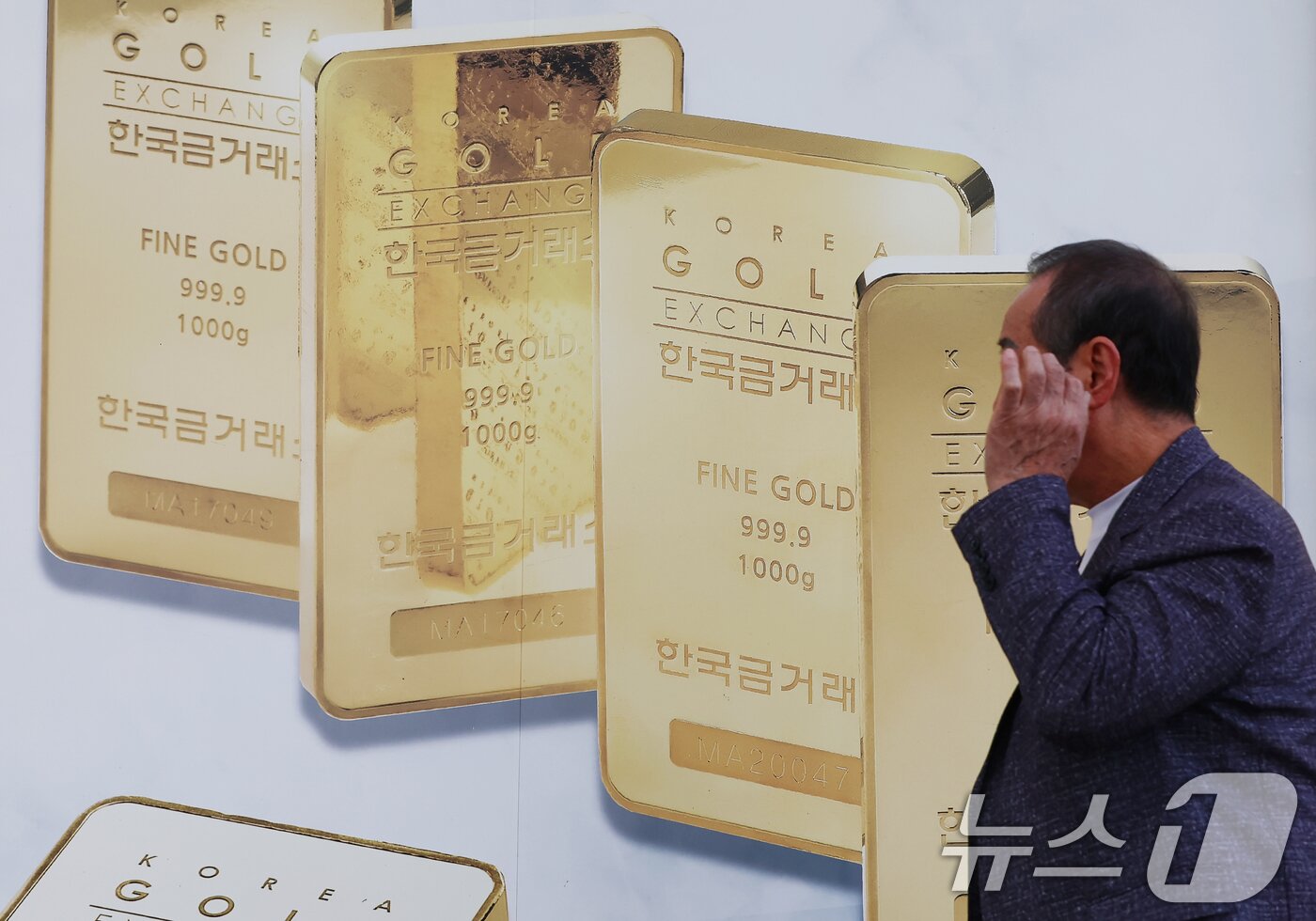 본문 이미지 -  서울 종로구 귀금속 거리에서 시민들이 오가는 모습 2025.10.22/뉴스1 DB ⓒ News1 김민지 기자