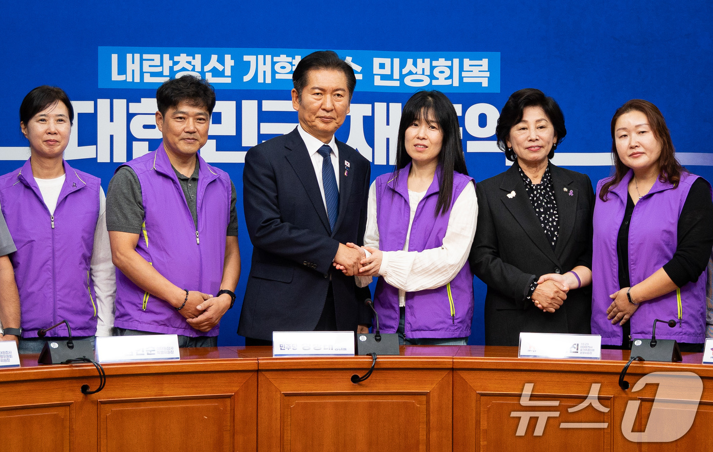 (서울=뉴스1) 유승관 기자 = 정청래 더불어민주당 대표가 15일 서울 여의도 국회에서 10·29 이태원참사 유가족 대표단과 면담에 앞서 기념 촬영을 하고 있다. 2025.10.1 …