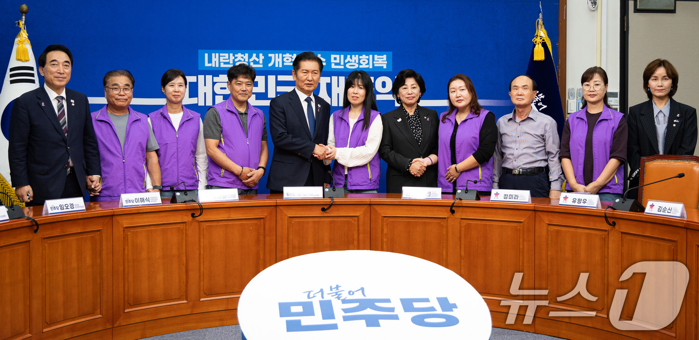 (서울=뉴스1) 유승관 기자 = 정청래 더불어민주당 대표가 15일 서울 여의도 국회에서 10·29 이태원참사 유가족 대표단과 면담에 앞서 기념 촬영을 하고 있다. 2025.10.1 …