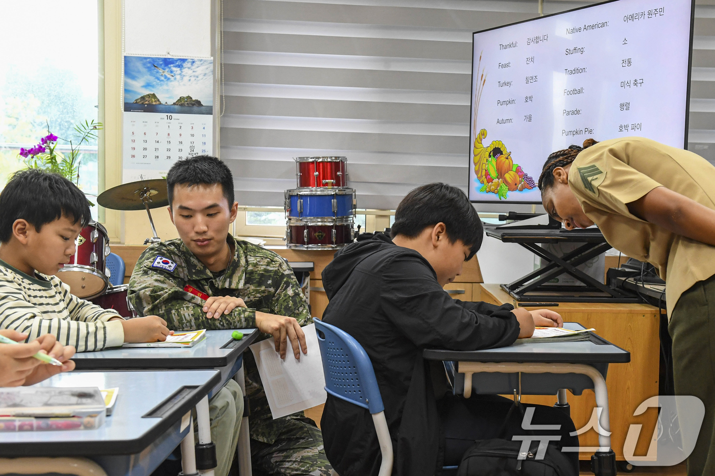 (포항=뉴스1) 최창호 기자 = 한·미해병대원들이 15일 포항시 남구 장기초등학교에서 영어봉사활동으로 즐거운 시간을 보내고 있다.해병대 1사단과 캠프무적 장병들은 10월부터 12월 …