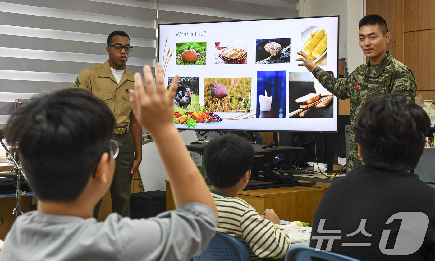 (포항=뉴스1) 최창호 기자 = 한·미해병대원들이 15일 포항시 남구 장기초등학교에서 영어봉사활동으로 즐거운 시간을 보내고 있다.해병대 1사단과 캠프무적 장병들은 10월부터 12월 …