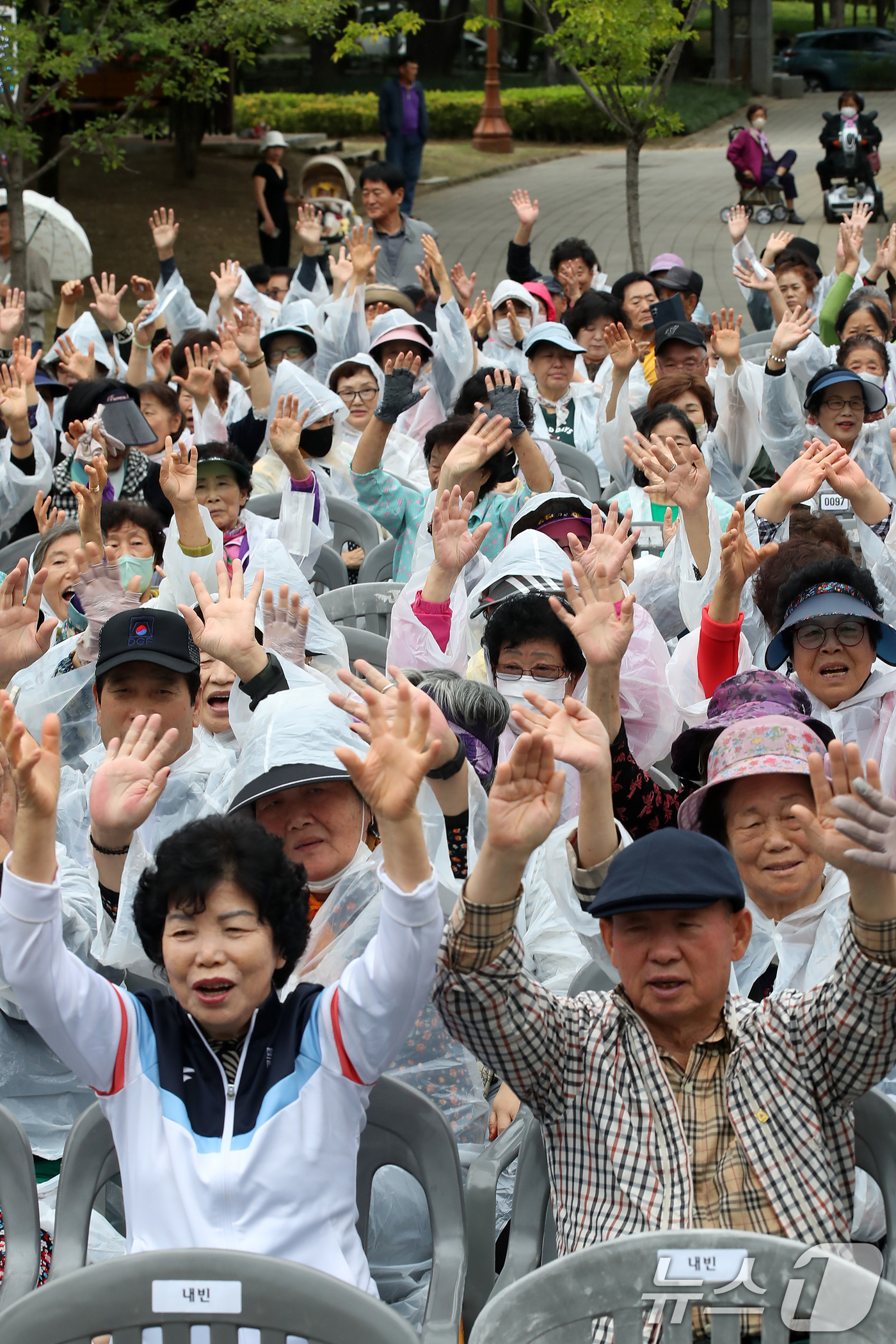 (대구=뉴스1) 공정식 기자 = 15일 오후 대구 달서구 와룡아래공원에서 '제3회 와룡노래자랑'을 찾은 주민들이 흥겨운 노래에 맞춰 손뼉을 치며 즐거운 시간을 보내고 있다.이날 행 …