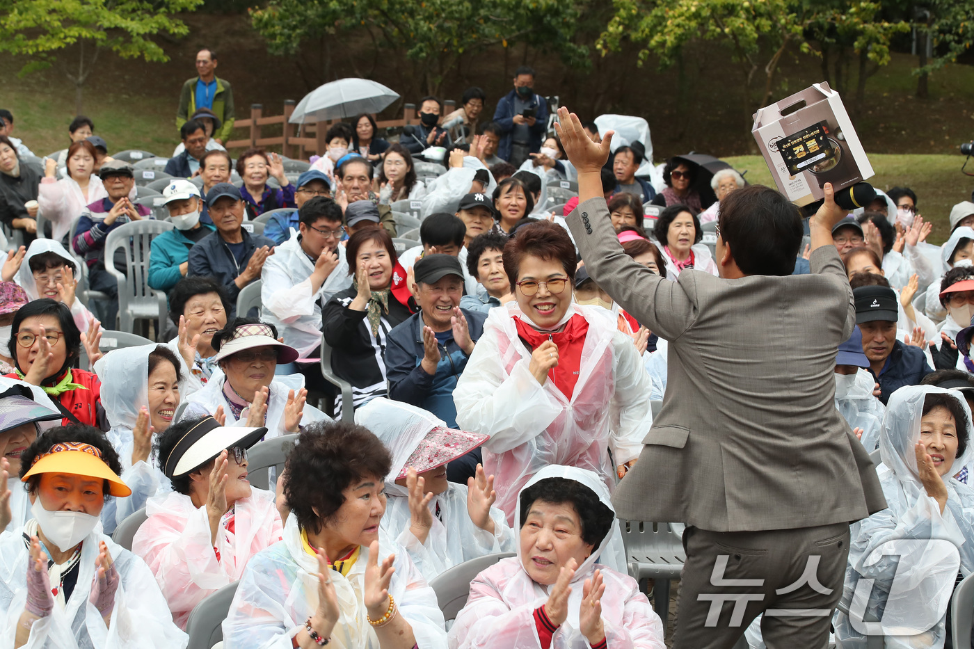 (대구=뉴스1) 공정식 기자 = 15일 오후 대구 달서구 와룡아래공원에서 '제3회 와룡노래자랑'을 찾은 주민들이 흥겨운 노래에 맞춰 손뼉을 치며 즐거운 시간을 보내고 있다.이날 행 …
