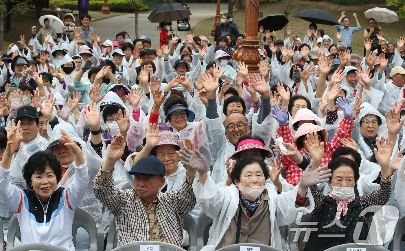 (대구=뉴스1) 공정식 기자 = 15일 오후 대구 달서구 와룡아래공원에서 '제3회 와룡노래자랑'을 찾은 주민들이 흥겨운 노래에 맞춰 손뼉을 치며 즐거운 시간을 보내고 있다.이날 행 …
