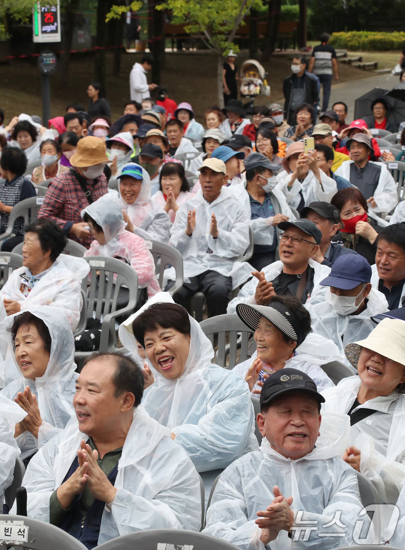 (대구=뉴스1) 공정식 기자 = 15일 오후 대구 달서구 와룡아래공원에서 '제3회 와룡노래자랑'을 찾은 주민들이 흥겨운 노래에 맞춰 손뼉을 치며 즐거운 시간을 보내고 있다.이날 행 …