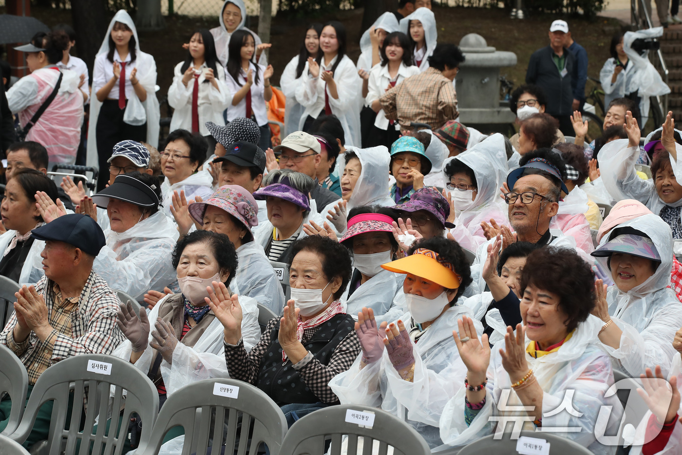 (대구=뉴스1) 공정식 기자 = 15일 오후 대구 달서구 와룡아래공원에서 '제3회 와룡노래자랑'을 찾은 주민들이 흥겨운 노래에 맞춰 손뼉을 치며 즐거운 시간을 보내고 있다.이날 행 …