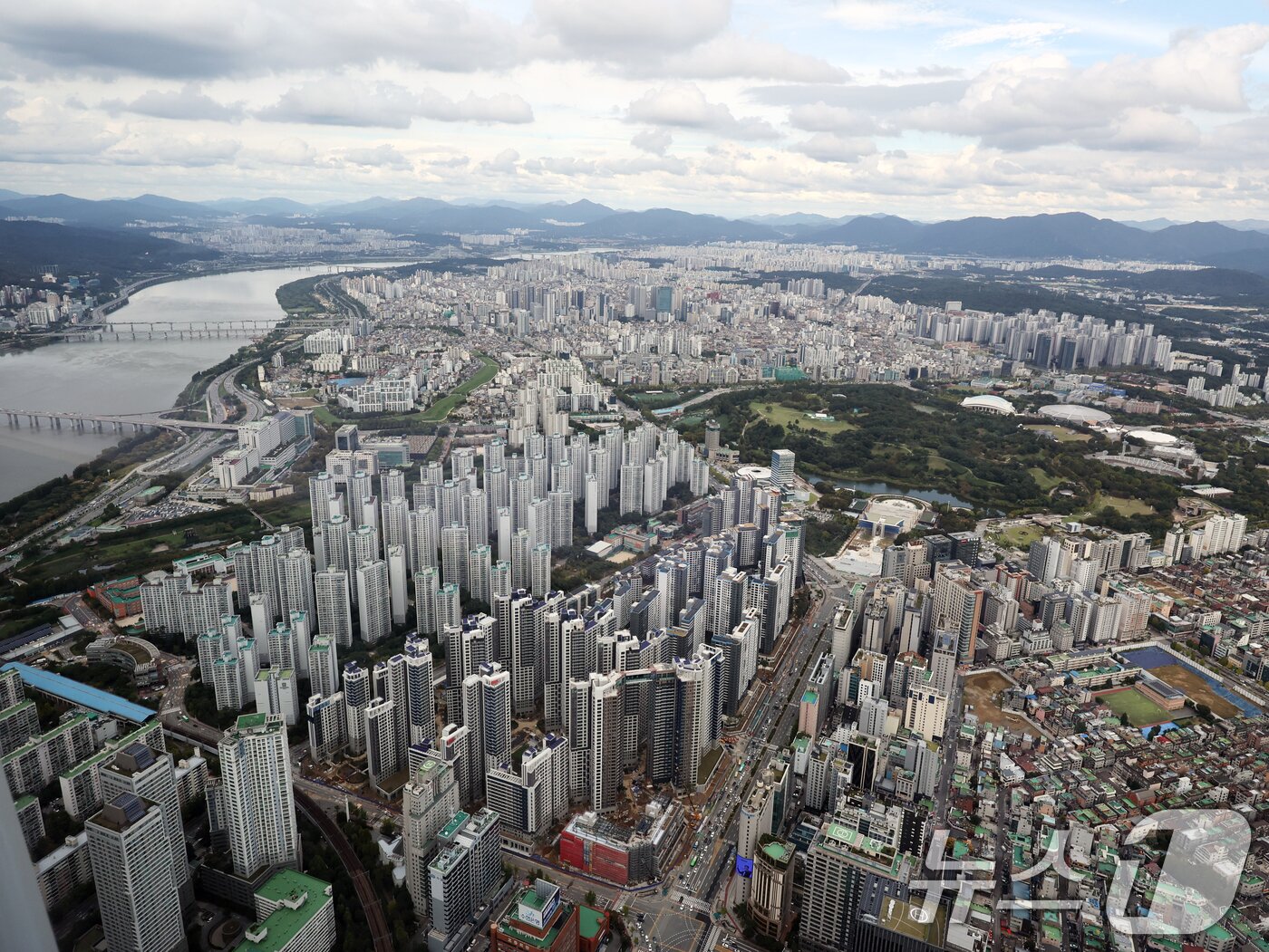본문 이미지 - 정부가 15일 부동산 관계장관회의를 열고 '주택시장 안정화 대책'을 확정·발표했다. 사진은 이날 서울 송파구 롯데월드타워에서 바라본 아파트 단지. 2025.10.15/뉴스1 ⓒ News1 황기선 기자