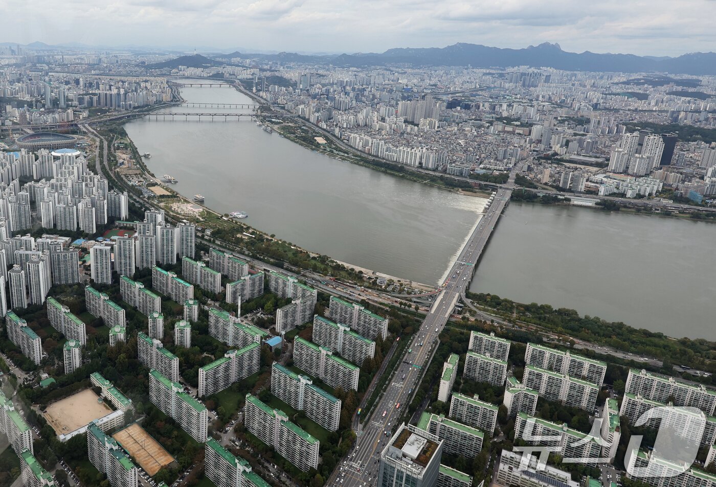 본문 이미지 - 정부가 15일 부동산 관계장관회의를 열고 &#39;주택시장 안정화 대책&#39;을 확정·발표했다. 서울 전역과 분당 과천 등 경기도 12개 지역이 조정대상지역·투기과열지구로 확대 지정되며 토지거래허가구역으로 묶인다. 주택담보대출 한도는 수도권·규제지역의 시가 15억 원 초과~25억 원 이하 주택의 경우 4억 원, 25억 원 초과 주택은 2억 원으로 축소된다. 사진은 이날 서울 송파구 롯데월드타워에서 바라본 아파트 단지. 2025.10.15/뉴스1 ⓒ News1 황기선 기자