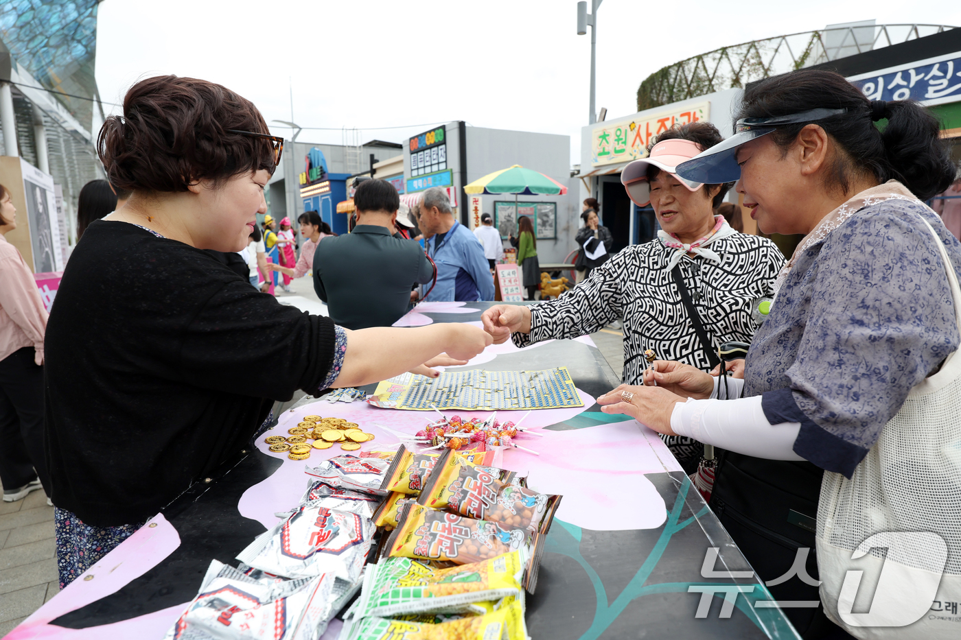 (광주=뉴스1) 이승현 기자 = 제22회 광주추억의 충장축제가 개막하는 15일 광주 동구 빛의 읍성 일원에 마련된 추억의 거리에서 시민들이 뽑기 놀이를 하고 있다. 2025.10. …