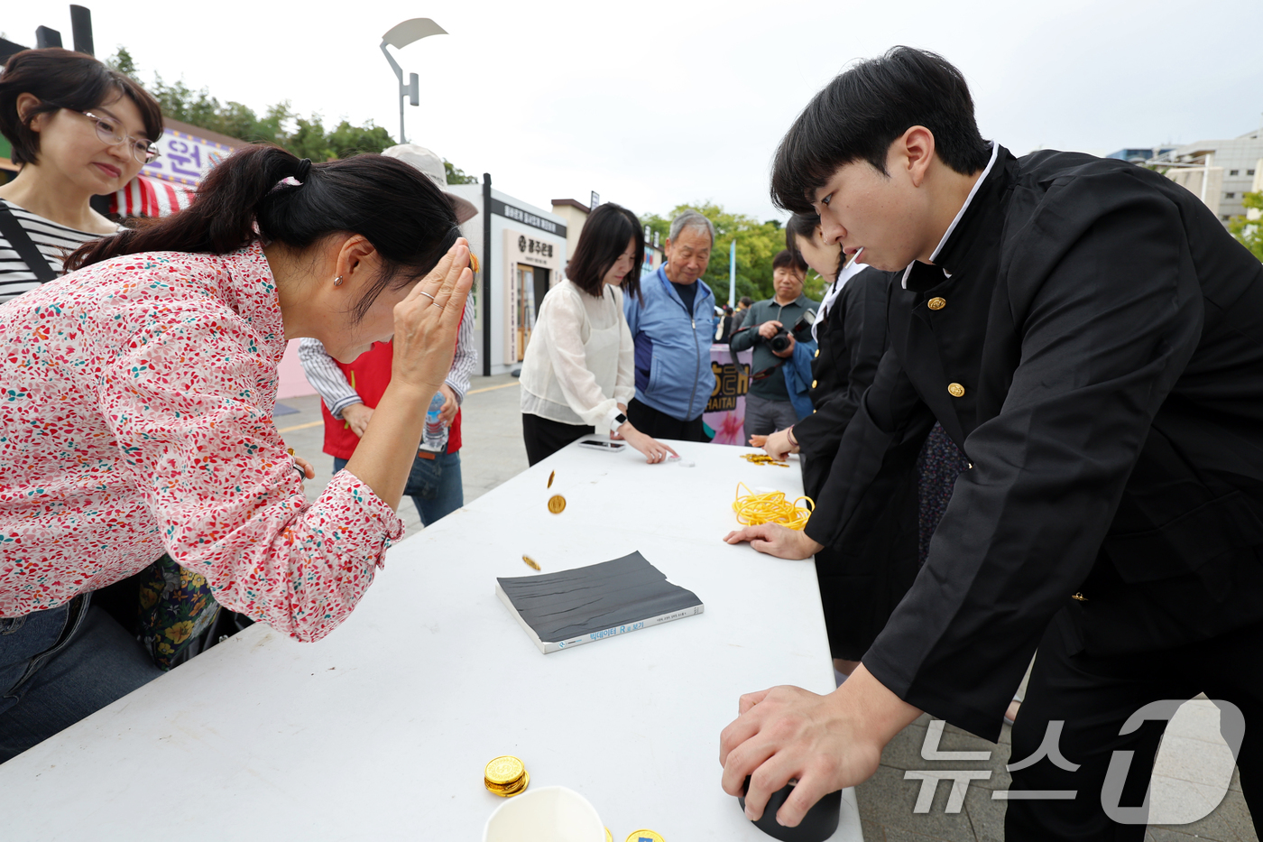 (광주=뉴스1) 이승현 기자 = 제22회 광주추억의 충장축제가 개막하는 15일 광주 동구 빛의 읍성 일원에 마련된 추억의 거리에서 시민들이 추억의 놀이를 하고 있다. 2025.10 …