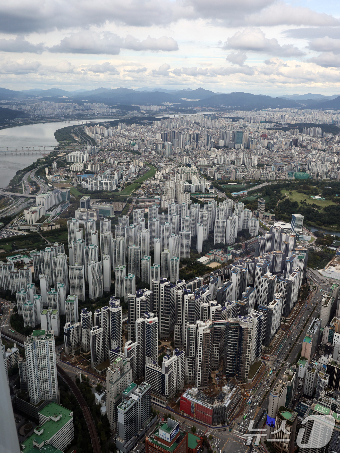 (서울=뉴스1) 황기선 기자 = 정부가 15일 부동산 관계장관회의를 열고 '주택시장 안정화 대책'을 확정·발표했다.서울 전역과 분당 과천 등 경기도 12개 지역이 조정대상지역·투기 …